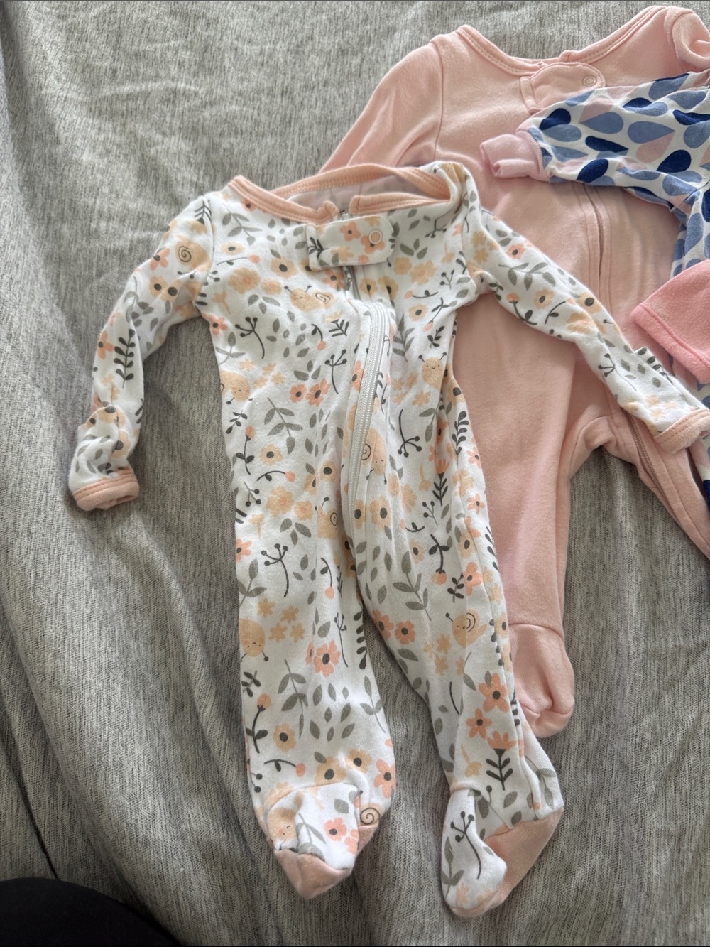 BUNDLE OF 5 - NEWBORN GIRL FOOTED PAJAMAS - Picture 2 of 8